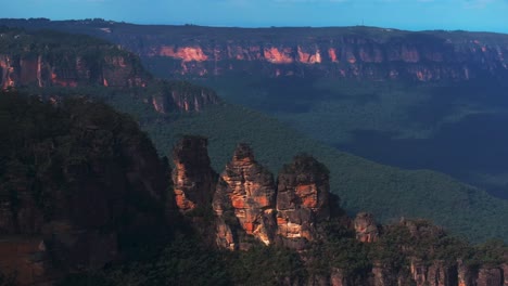 tres hermanas punto de eco mirador paseo por el acantilado patrimonio mundial parque nacional montañas azules paralaje dron aéreo katoomba sydney nsw australia árbol de goma bosque de eucalipto círculo de la tarde azulado a la derecha