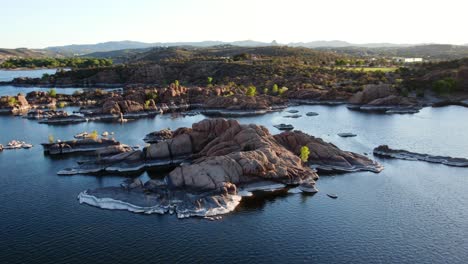 4K-Drohne-Umkreist-Lake-Watson-Boulder-Formation