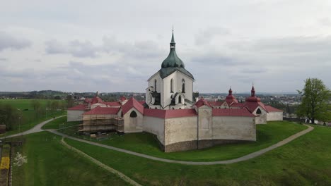 Luftdrohnenaufnahmen-Der-Wallfahrtskirche-Des-Heiligen-Johannes-Von-Nepomuk-In-Zdar-Nad-Sazavou,-Tschechische-Republik