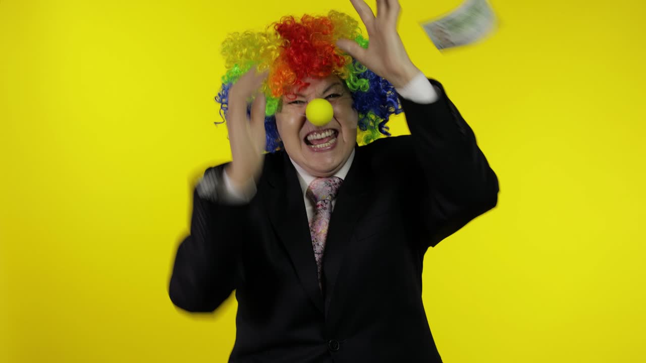 viejo payaso mujer de negocios independiente bailando, celebrando, recibiendo dinero en efectivo