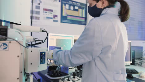científico que utiliza un microscopio electrónico de exploración (sem)