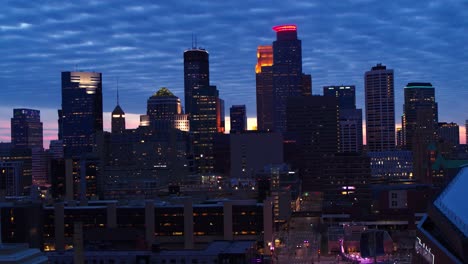 aéreo, rascacielos del horizonte del centro de minneapolis en la noche, día nublado