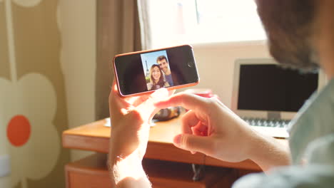 en una videollamada con una persona