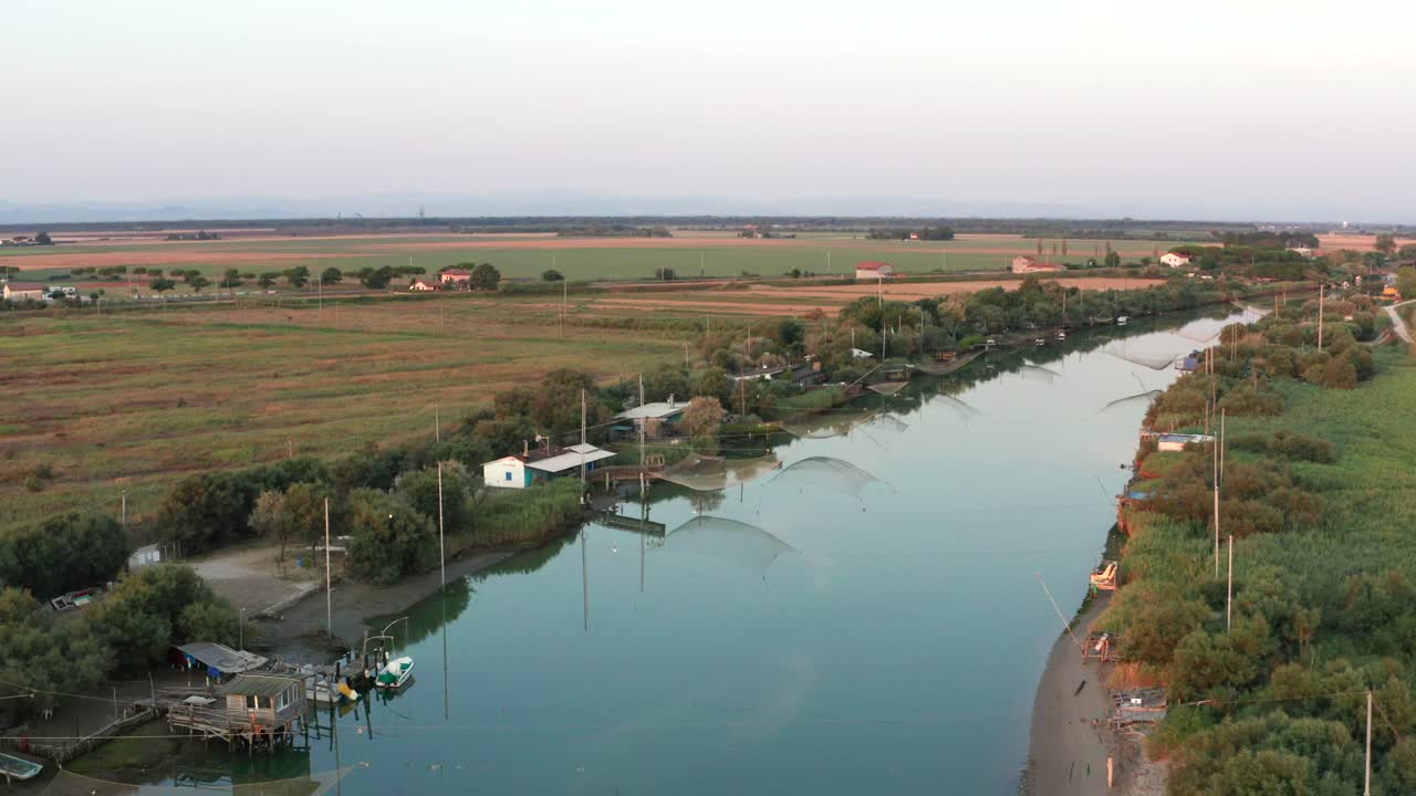 vista aérea de las cabañas de pesca con la típica máquina de pesca italiana, llamada ""trabucco"",lido di dante, fiumi uniti ravenna cerca del valle de comacchio