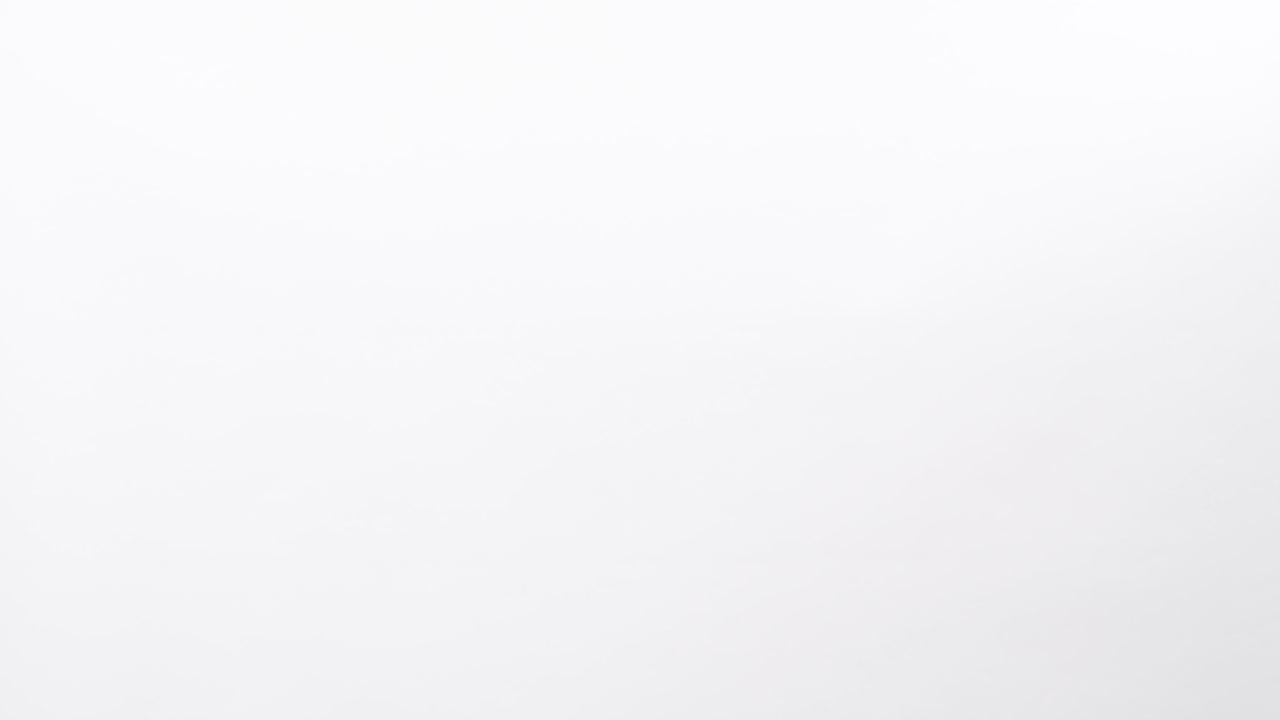 cierre de la mano de la mujer rompiendo su dedo haciendo el gesto de la mano aislado en un fondo de estudio blanco con espacio de copia para colocar un texto, mensaje para publicidad y promover la marca y el producto