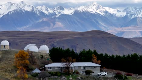 l'observatoire du lac tekapo, orbite aérienne avec une belle montagne en arrière-plan, paysage néo-zélandais