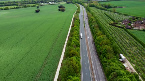 Tiro-Estático-De-Alto-Dron-Del-Tráfico-Que-Se-Mueve-A-Lo-Largo-De-La-Vía-De-Doble-Carril-A2-En-Canterbury