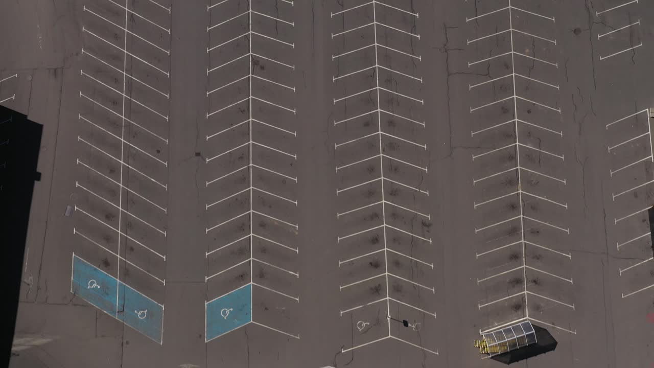 toma aérea de drones del estacionamiento vacío de un supermercado debido a la pandemia del virus de la corona