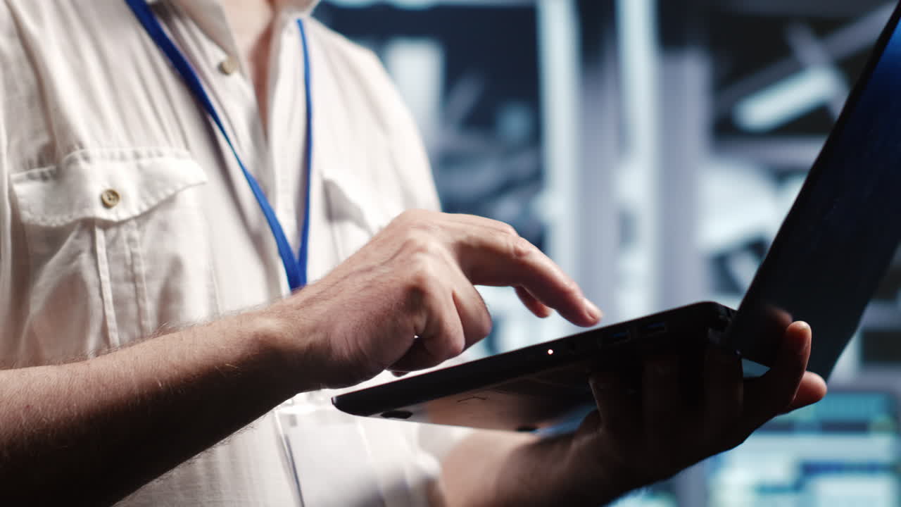 el profesional hace la gestión del centro de datos