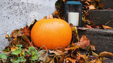 calabaza de halloween fuera de una casa