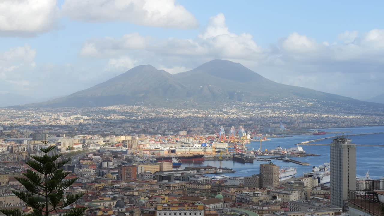 İtalya, Campania'da Vezüv Yanardağı ile Napoli Silüeti.