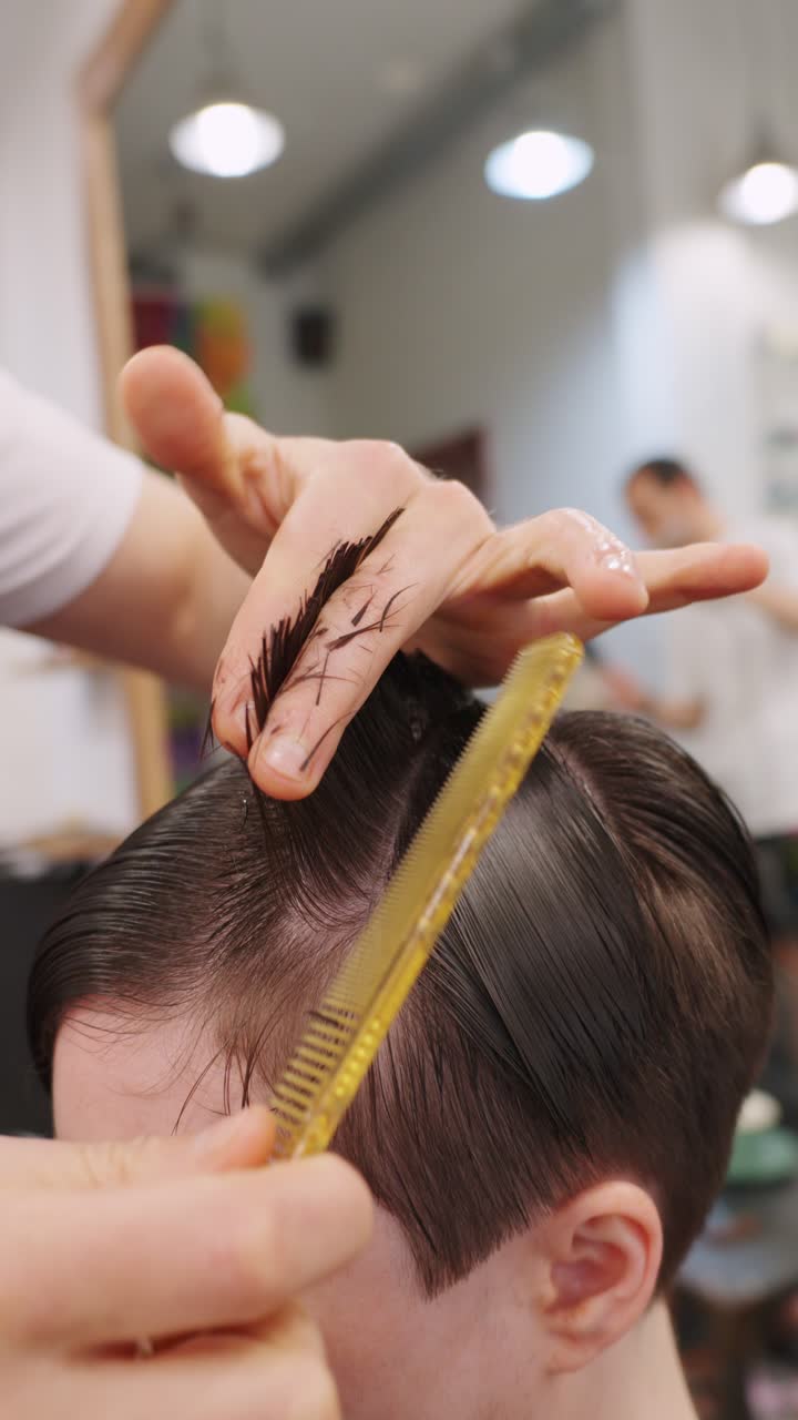 Taglio di capelli in corso