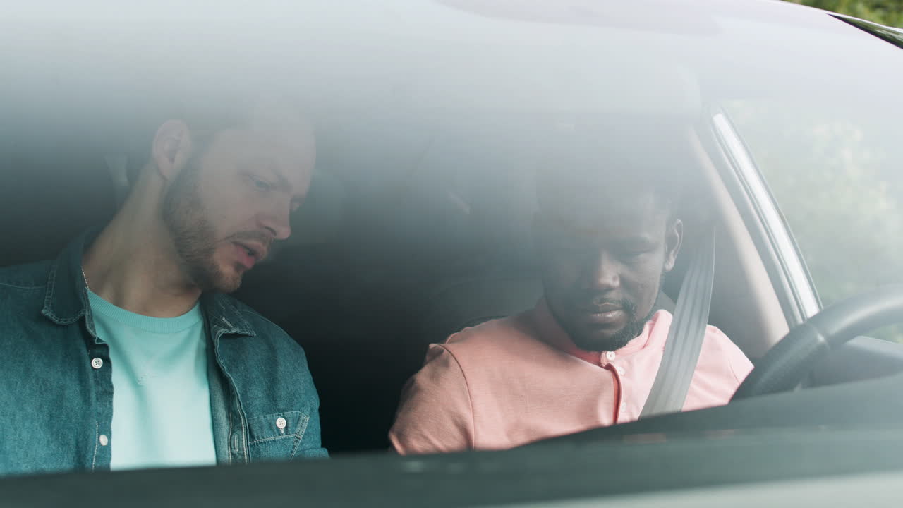 운전하는 법을 배우는 남자