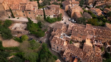 Luftaufnahme-Des-Dorfes-Deia-Auf-Mallorca-Mit-Historischer-Architektur