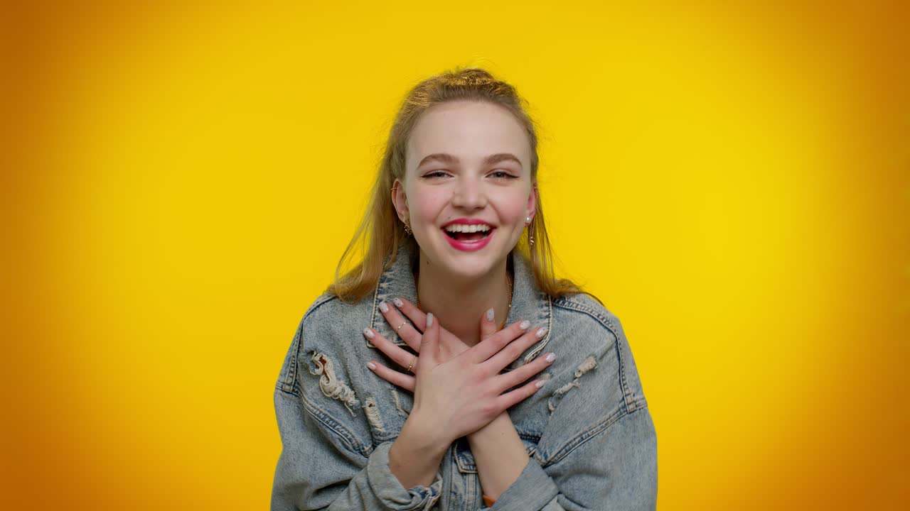 una joven riendo en voz alta después de escuchar una anécdota ridícula, un chiste gracioso, sintiéndose despreocupada y divertida