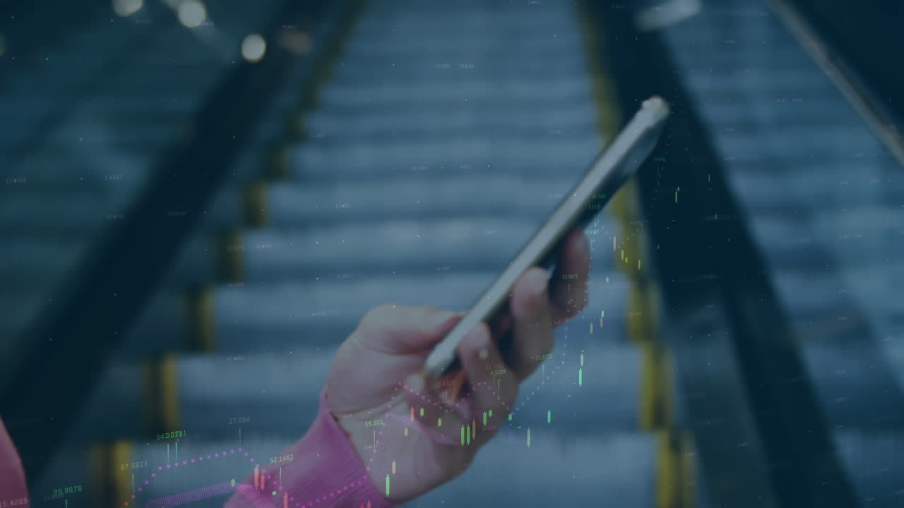 animación del procesamiento de datos sobre una mujer que usa un teléfono inteligente