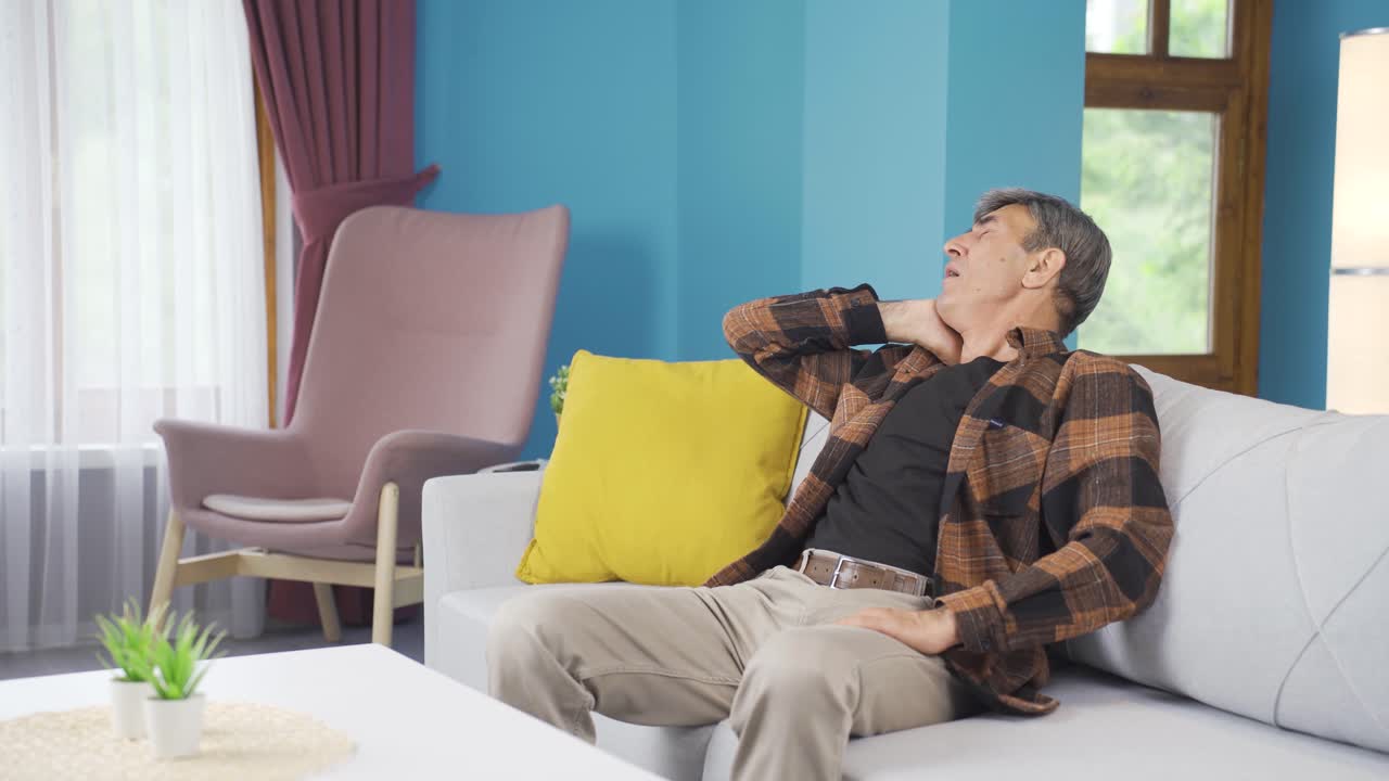 목이 아픈  ⁇ 은이.