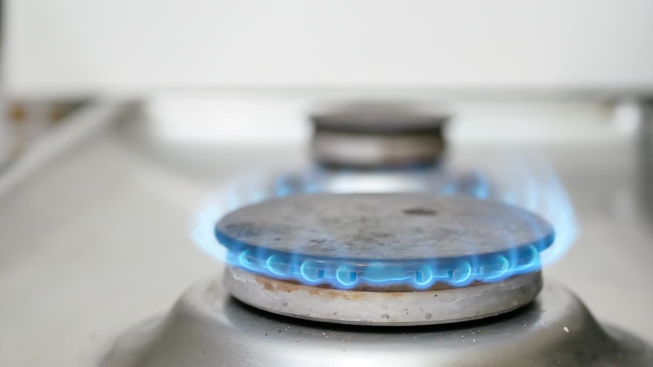 주방 스토브 버너 에 있는 파란 불꽃