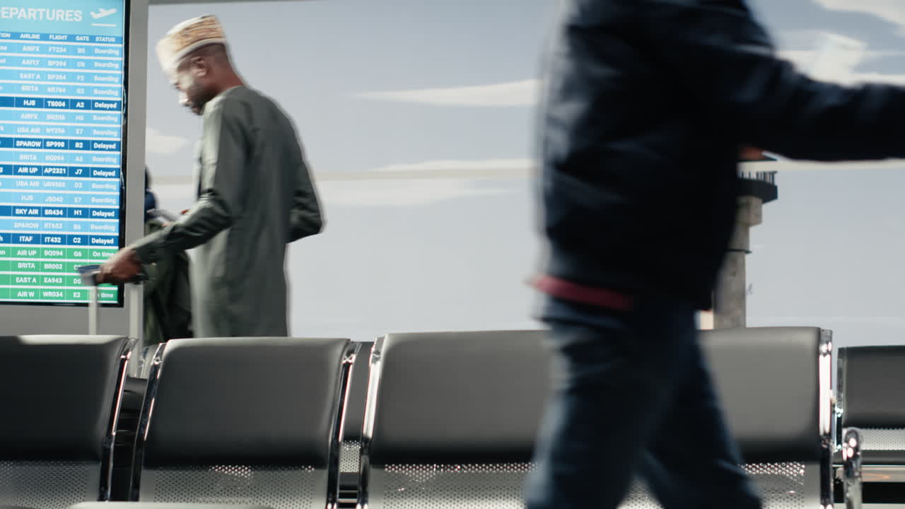 Deslocamento, torre de controle da pista e homens e mulheres multiétnicos no aeroporto