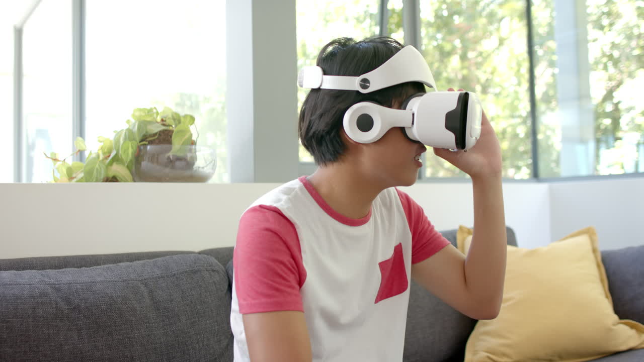 un adolescente asiático explora la realidad virtual en su casa.