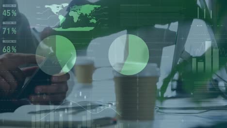 animación del procesamiento de datos estadísticos contra la sección media de un hombre que usa un teléfono inteligente en la oficina