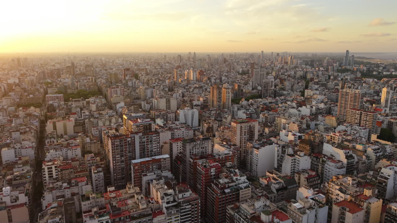 Quartiere residenziale fitto al tramonto a Buenos Aires, Argentina. Ripresa aerea.