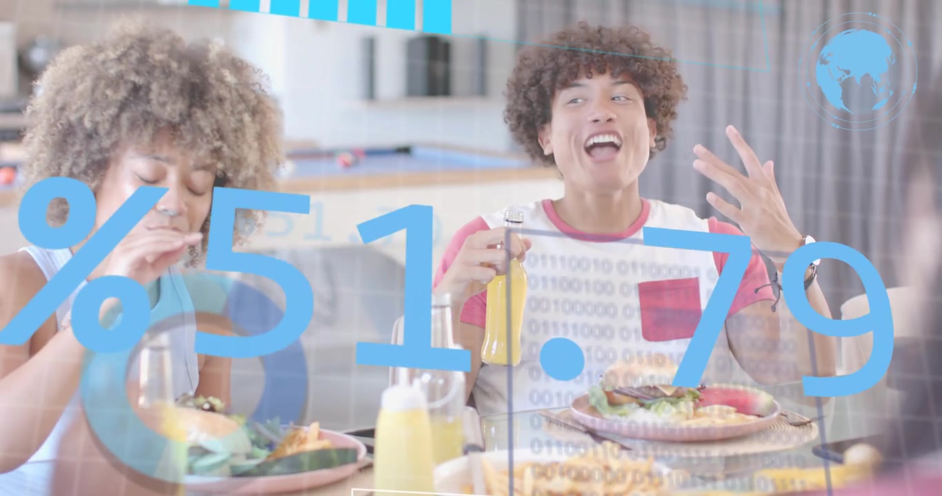 Hombre bebiendo con pajita en la mesa del comedor, lo que activa superposiciones de datos que actualizan gráficos de salud, mientras sus amigos comen.