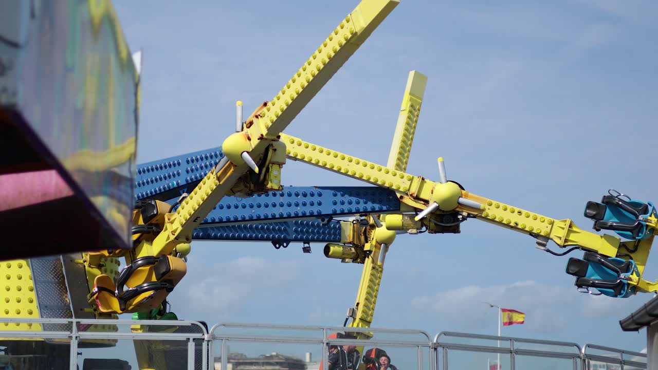 회전 하는 놀이터 를 즐기는 사람 들