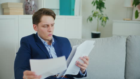 un hombre de negocios preocupado analiza las finanzas.