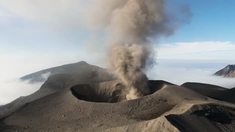 vista panorámica de la erupción del volcán