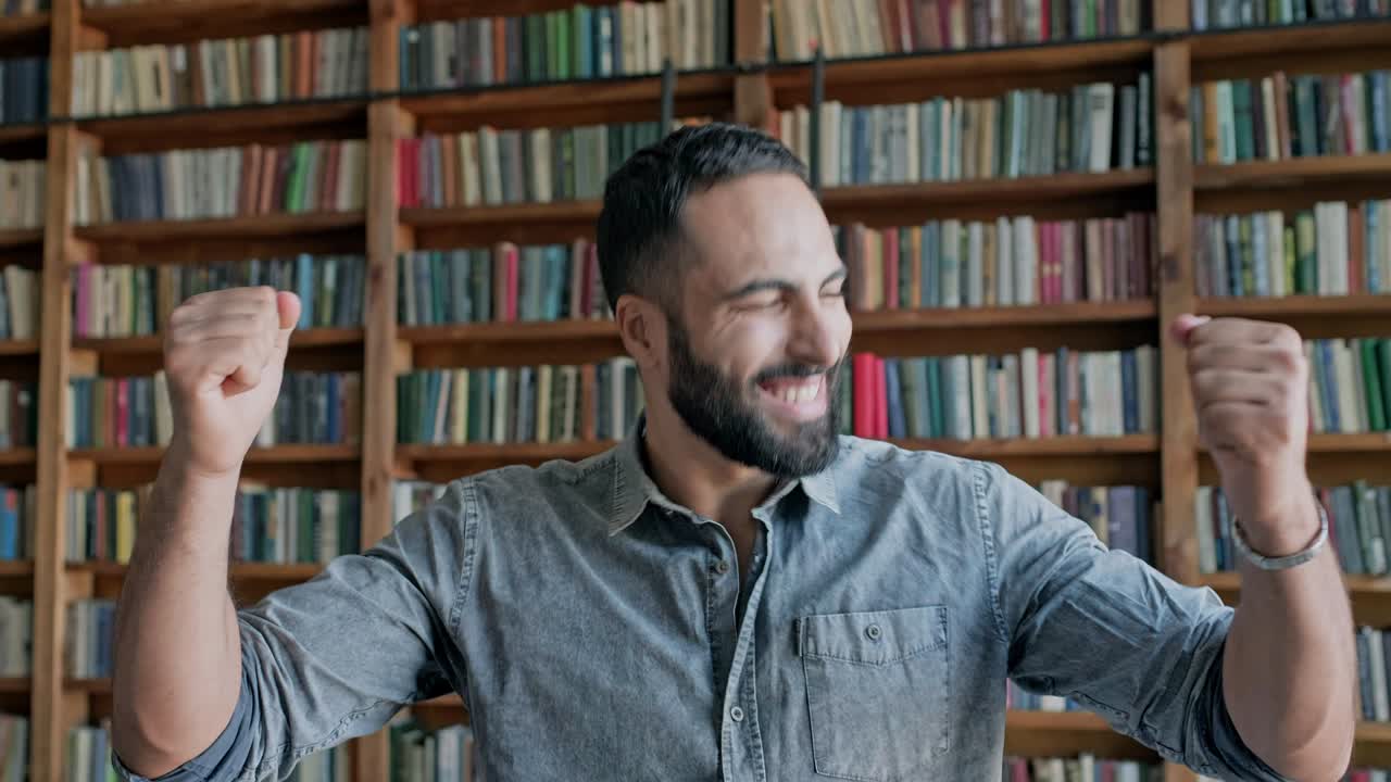 un joven bailando en la biblioteca.