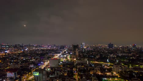 曇りの夜にメキシコ市のダウンタウン上空をハイパーラプス飛行、空中プルバック