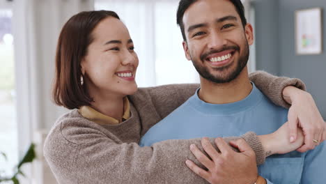 Amor,-Pareja-Feliz-Y-Una-Sonrisa-En-Su-Hogar