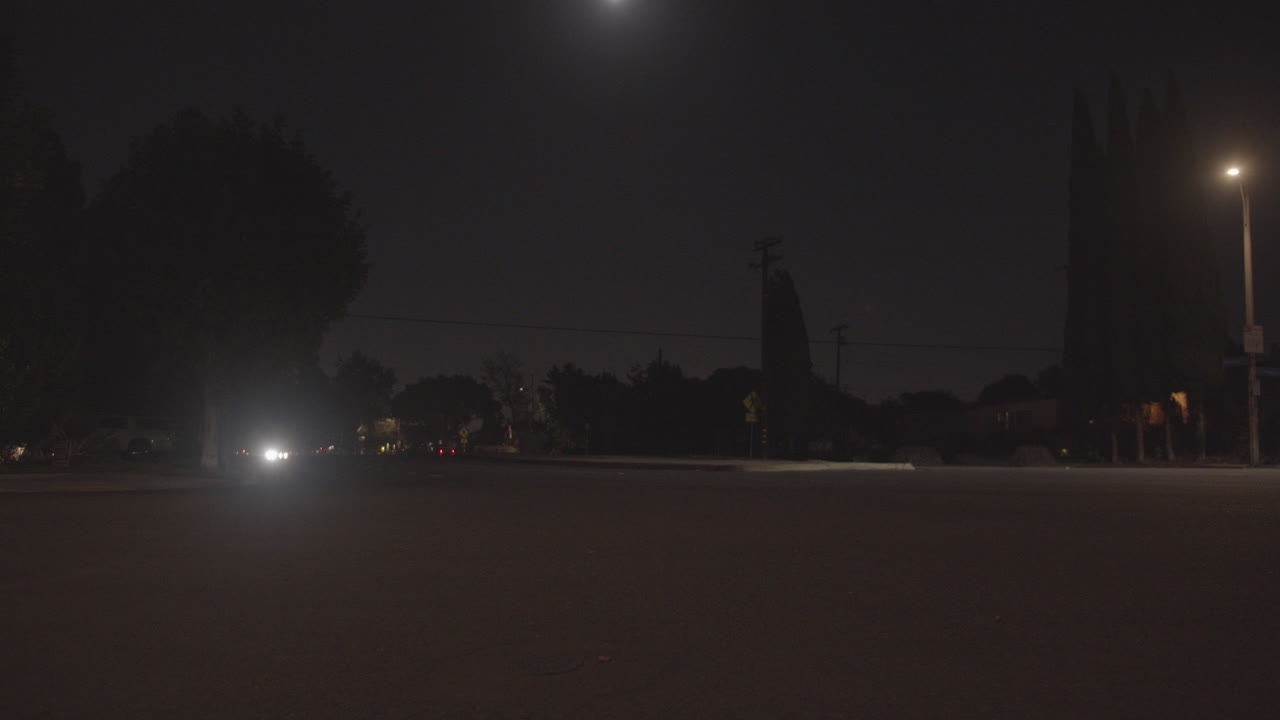 conduciendo por la noche a través de un vecindario