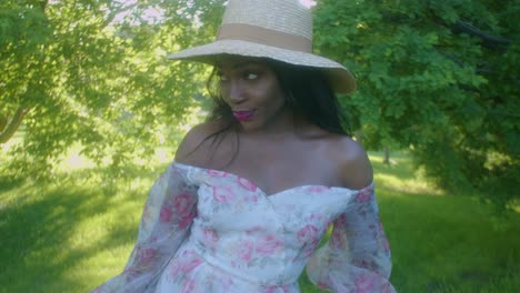 mujer joven negra en un picnic en el parque mirando hacia arriba inclinado