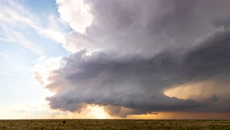 Eine-Wunderschöne-Superzelle-Verwüstet-Die-Schluchten-Von-New-Mexico