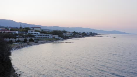 Sonnenuntergang-über-Dem-Dorf-Am-Meer