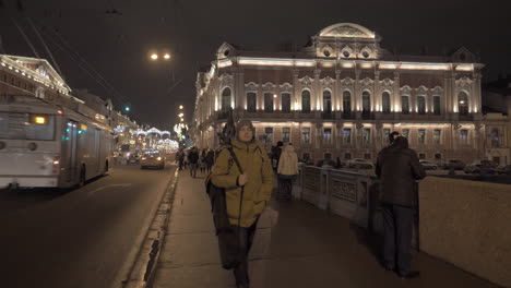 Nevsky-Prospect-Y-El-Puente-Anichkov-En-La-Noche-San-Petersburgo,-Rusia