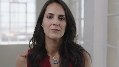 atractiva y elegante mujer caucásica retrato de una mujer elegante que parece seria y pensativa ante la cámara