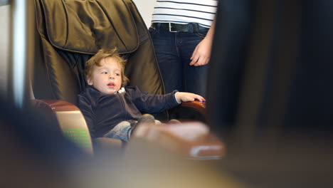 niño pequeño sentado en la silla de masaje