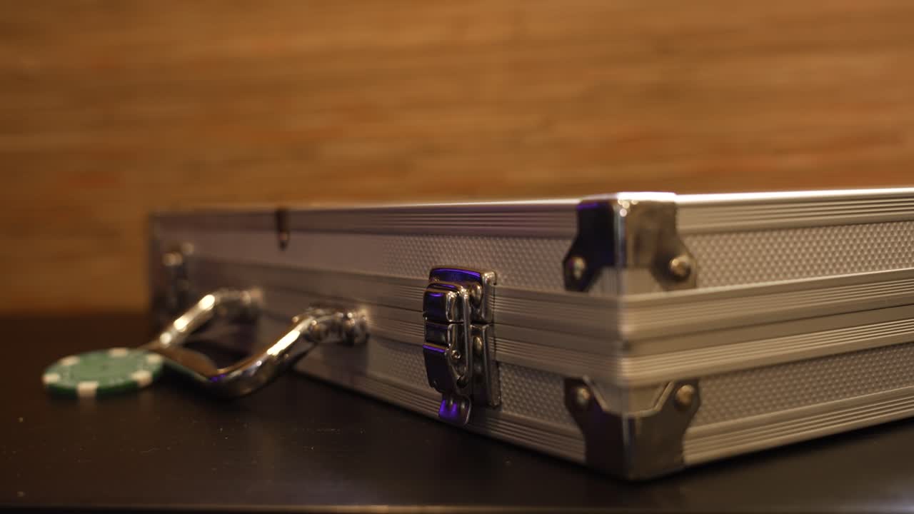 todavía clip de un caso de casino cerrado y cerrado en una mesa