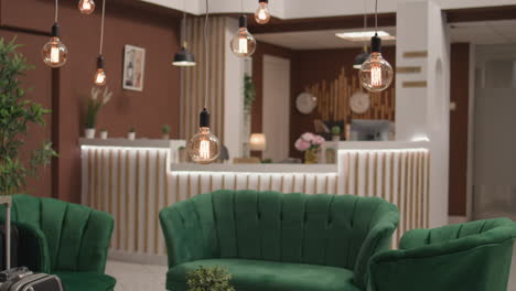 área de salón de la entrada del hotel vacía