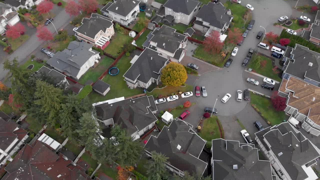 una toma aérea de drones de un barrio suburbano