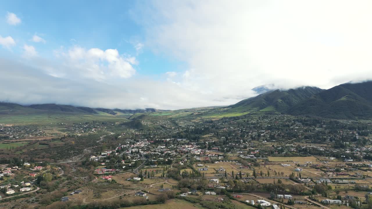 wide ariel shot de dique la pueblo del mollar, tucumán, tafí del valle, argentina