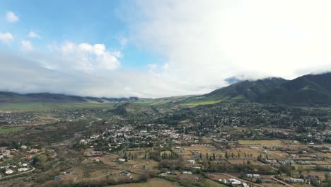 Wide-ariel-shot-of-Dique-la-Pueblo-Del-Mollar,-Tucumán,-Tafí-del-Valle,-Argentina