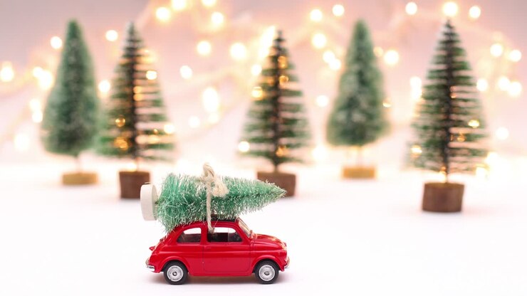 Auto rossa d'epoca che guida veloce e rallenta con albero di Natale sul tetto. Stop motion