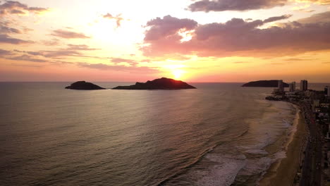 Orange,-red-and-yellow-sun-landscape-at-Mazatlan,-Mexico