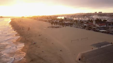 Un-Vuelo-Sobre-Una-Playa-Del-Sur-De-California-Al-Atardecer