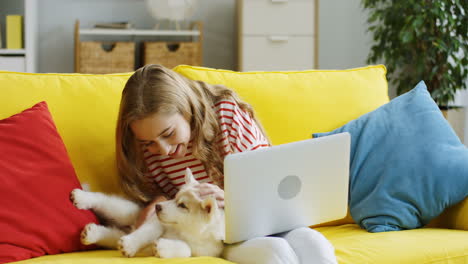 Cerca-De-La-Linda-Adolescente-Acariciando-A-Su-Pequeño-Cachorro-Husky-Y-Jugando-Con-él,-Pero-Se-Escapa