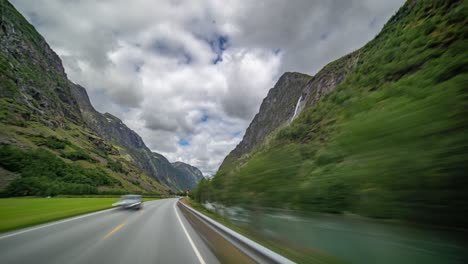 Fahren-Sie-Auf-Der-Autobahn-E39-In-Norwegen-In-Der-Nähe-Von-Byrkjelo